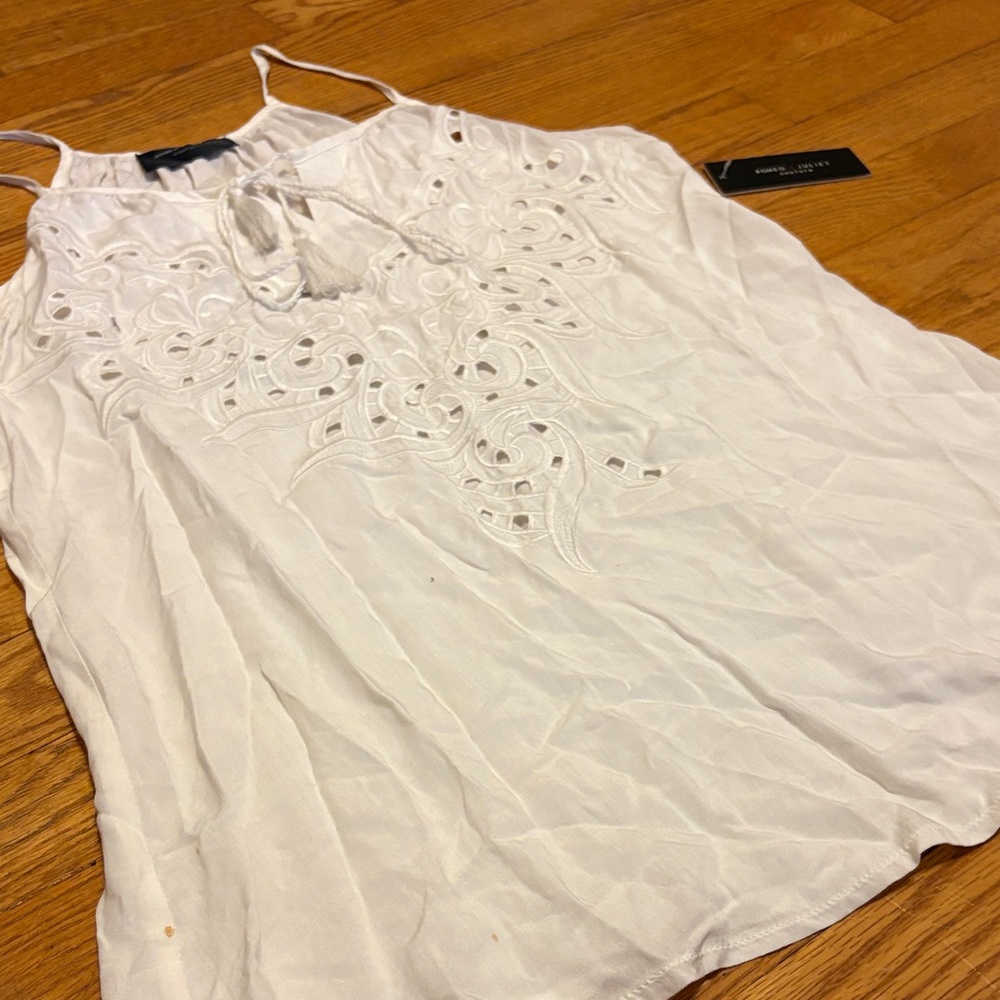 Romeo & Juliet Couture White Embroidered Camisole - Picture 2 of 10